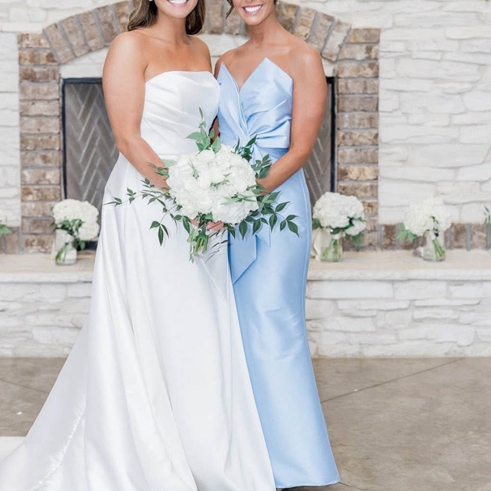 Badgley Mischka
Strapless Bow Gown